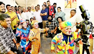 കാമറക്കണ്ണുകളെ ചിരിപ്പിച്ച് ..  'ബിയോണ്ട് വേർഡ്സ് ' വാർത്താചിത്ര പ്രദർശനം ഗ്രേറ്റ് ബോംബെ സർക്കസിലെ കലാകാരൻമാരായ തുളസിദാസ് ചൗധരി, പപ്പു താക്കൂർ, അജയ് നായിക് എന്നിവർ ചേർന്ന് കാമറയില്‍ ചിത്രമെടുത്ത്  ഉദ്ഘാടനം ചെയ്യുന്നു.