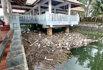 കോട്ടപ്പുറം ഹൗസ് ബോട്ട് ടെർമിനൽ പരിസരത്തെ മാലിന്യക്കൂമ്പാരം