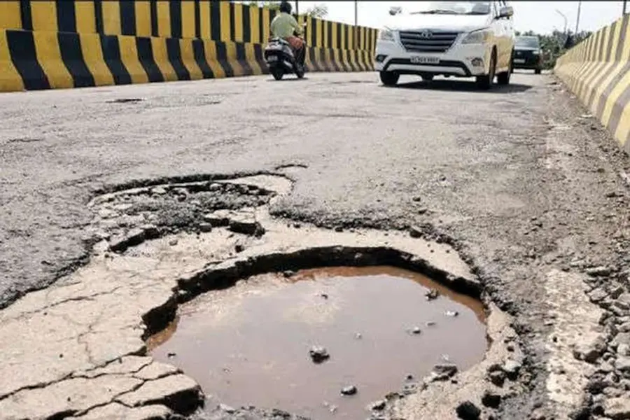 ദേശീയപാതയിൽ പടന്നക്കാട് മേല്പാലത്തില് രൂപപ്പെട്ട കുഴി