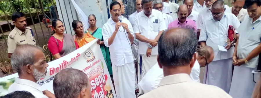 ക്ഷേമ പെൻഷൻ വിതരണത്തിലെ ദ്രോഹ നടപടികൾ പിൻവലിക്കണമെന്നാവശ്യപ്പെട്ട് സീനിയർ സിറ്റിസൺസ് ഫ്രന്റ്സ് വെൽഫെയർ അസോസിയേഷൻ നേതൃത്വത്തിൽ കലക്ടറേറ്റിലേക്ക് നടത്തിയ മാർച്ച് മുൻ എംഎൽഎ സി എച്ച് കുഞ്ഞന്പു ഉദ്ഘാടനംചെയ്യുന്നു