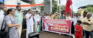 കാസർകോട് എംജി റോഡിന്റെ ശോചനീയാവസ്ഥ പരിഹരിക്കണമെന്നാവശ്യപ്പെട്ട് സിപിഐ എം നേതൃത്വത്തിൽ കാസർകോട് നഗരസഭയിലേക്ക് നടത്തിയ മാർച്ച്
സംസ്ഥാന കമ്മിറ്റിയംഗം സി എച്ച് കുഞ്ഞന്പു ഉദ്ഘാടനംചെയ്യുന്നു