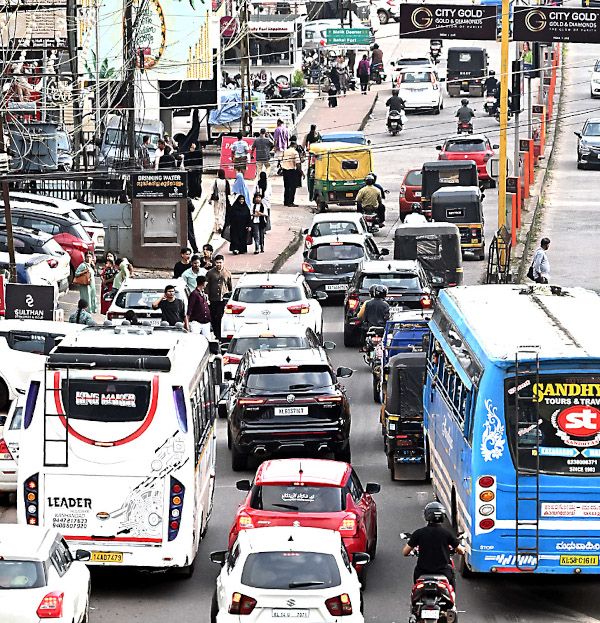 ഞായറാഴ്‌ച കാസർകോട്‌ എംജി റോഡിലുണ്ടായ വാഹനക്കുരുക്ക്‌