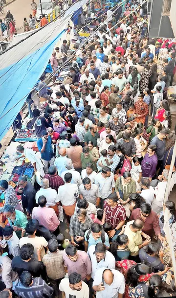 ഉത്രാടദിനത്തിൽ സ്റ്റേഡിയം കോർണറിലെ തിരക്ക‍്