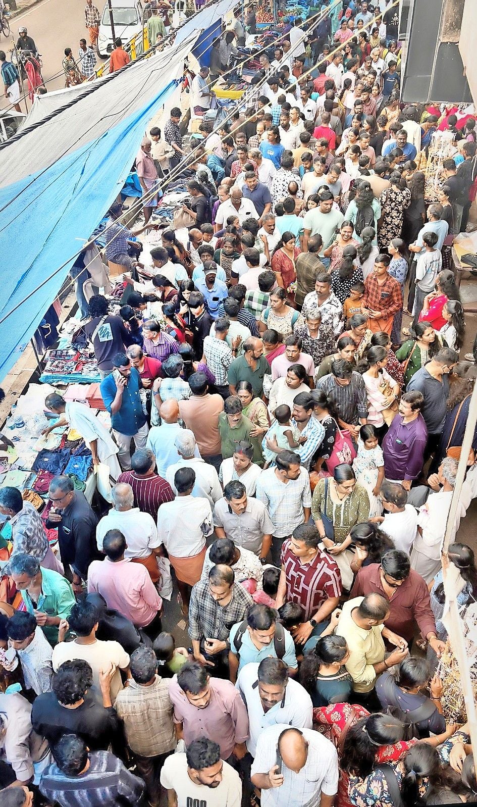 ഉത്രാടദിനത്തിൽ സ്റ്റേഡിയം കോർണറിലെ തിരക്ക‍്