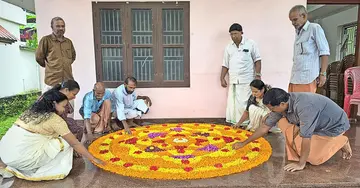 കയരളം യുവജന ഗ്രന്ഥാലയം പച്ചത്തുരുത്തിലെ പൂക്കളാൽ ഒരുക്കിയ പൂക്കളം