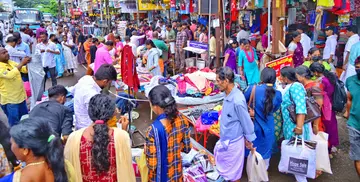കാഞ്ഞങ്ങാട് നഗരത്തിൽ തിരുവോണത്തലേന്ന് സാധനങ്ങൾ വാങ്ങാനെത്തിയവരുടെ തിരക്ക്