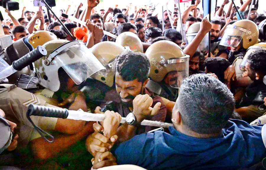 മംഗളൂരുവിനെ പാലക്കാട് ഡിവിഷനിൽനിന്ന്
ഒഴിവാക്കിയതിൽ പ്രതിഷേധിച്ച് കാഞ്ഞങ്ങാട്
റെയിൽവേ സ്റ്റേഷനിലേക്ക് നടത്തിയ മാർച്ചിൽ
ഡിവൈഎഫ്ഐ നേതാക്കളെ പൊലീസുകാർ വളയുന്നു