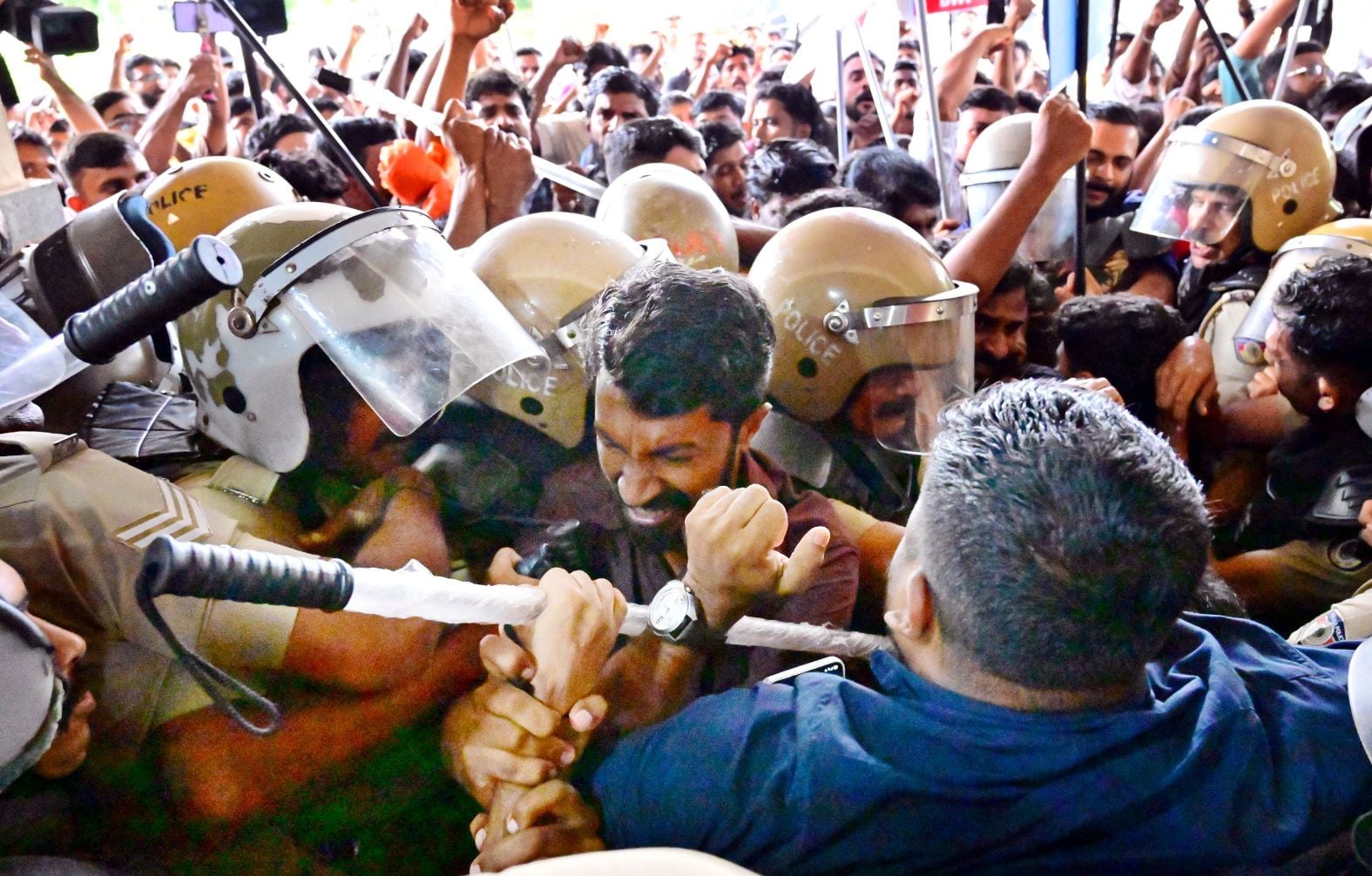 മംഗളൂരുവിനെ പാലക്കാട്‌ ഡിവിഷനിൽനിന്ന്  ഒഴിവാക്കിയതിൽ പ്രതിഷേധിച്ച് കാഞ്ഞങ്ങാട്  റെയിൽവേ സ്റ്റേഷനിലേക്ക് നടത്തിയ മാർച്ചിൽ  ഡിവൈഎഫ്ഐ നേതാക്കളെ പൊലീസുകാർ വളയുന്നു