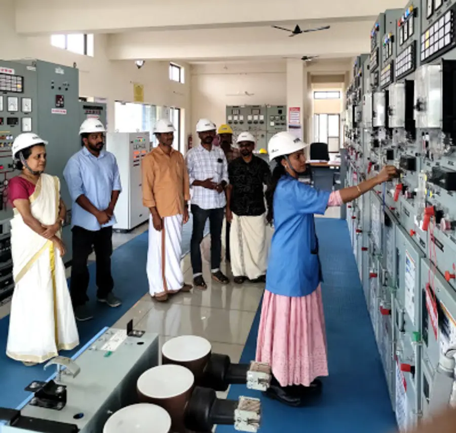 കുറ്റിക്കോൽ 110 കെവി സബ്സ്റ്റേഷനിൽനിന്ന് ഫീഡറുകൾ ചാർജ് ചെയ്യുന്നു