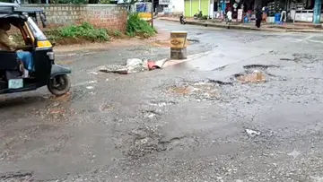തകർന്ന് യാത്ര ദുസഹമായ നീലേശ്വരം കോൺവെന്റ്‌ ജങ്ഷനിലെ റോഡ്‌