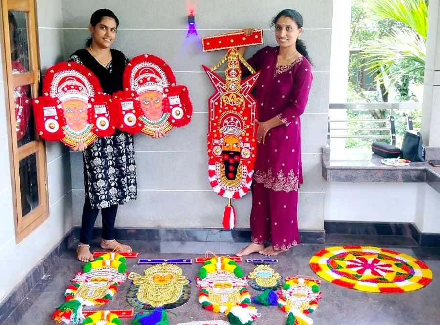 രശ്മിയും സഹോദരന്റെ ഭാര്യ അയനയും കരകൗശല വസ്തുക്കളുമായി