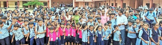 പൊതുവിദ്യാഭ്യാസ വകുപ്പിന്റെ ശ്രേഷ്ഠ വിദ്യാലയ പുരസ്കാരം നേടിയ ചാവശേരി ഗവ. ഹൈസ്‌കൂൾ വിദ്യാർഥികൾ   വിജയാഹ്ലാദത്തിൽ