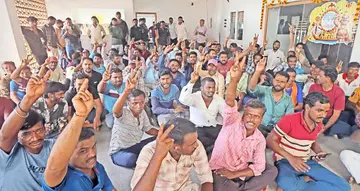 രണ്ടുമാസമായി വേതനം കിട്ടാത്തതിൽ പ്രതിഷേധിച്ച്  കണ്ണൂരിൽ ദേശീയ പാത നിർമാണ തൊഴിലാളികൾ  കണ്ണൂർ വിശ്വ സമുദ്ര കമ്പനിയുടെ താൽക്കാലിക ഓഫീസിനു മുന്നിൽ നടത്തിയ ഉപരോധം