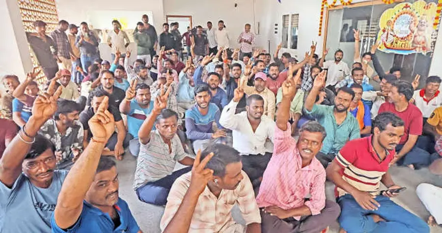 രണ്ടുമാസമായി വേതനം കിട്ടാത്തതിൽ പ്രതിഷേധിച്ച്  കണ്ണൂരിൽ ദേശീയ പാത നിർമാണ തൊഴിലാളികൾ  കണ്ണൂർ വിശ്വ സമുദ്ര കമ്പനിയുടെ താൽക്കാലിക ഓഫീസിനു മുന്നിൽ നടത്തിയ ഉപരോധം