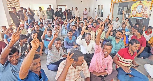 രണ്ടുമാസമായി വേതനം കിട്ടാത്തതിൽ പ്രതിഷേധിച്ച്  കണ്ണൂരിൽ ദേശീയ പാത നിർമാണ തൊഴിലാളികൾ  കണ്ണൂർ വിശ്വ സമുദ്ര കമ്പനിയുടെ താൽക്കാലിക ഓഫീസിനു മുന്നിൽ നടത്തിയ ഉപരോധം