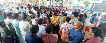 മടിക്കൈ മൂന്ന്റോഡിൽ പൊതുദർശനത്തിനുവച്ച അനൈകിന് അന്തിമോപചാരമർപ്പിക്കാനെത്തിയവർ