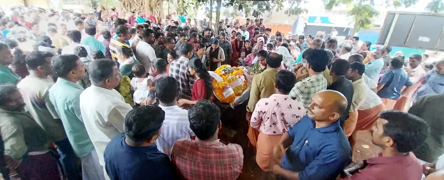 മടിക്കൈ മൂന്ന്റോഡിൽ പൊതുദർശനത്തിനുവച്ച അനൈകിന് അന്തിമോപചാരമർപ്പിക്കാനെത്തിയവർ