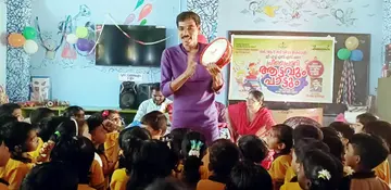 ഷൈജു ബിരിക്കുളം കുട്ടികൾക്കിടയിൽ