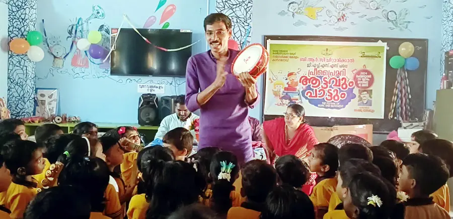 ഷൈജു ബിരിക്കുളം കുട്ടികൾക്കിടയിൽ