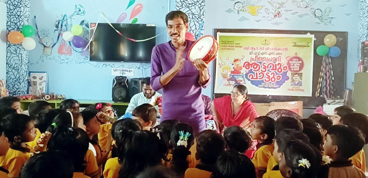 ഷൈജു ബിരിക്കുളം കുട്ടികൾക്കിടയിൽ