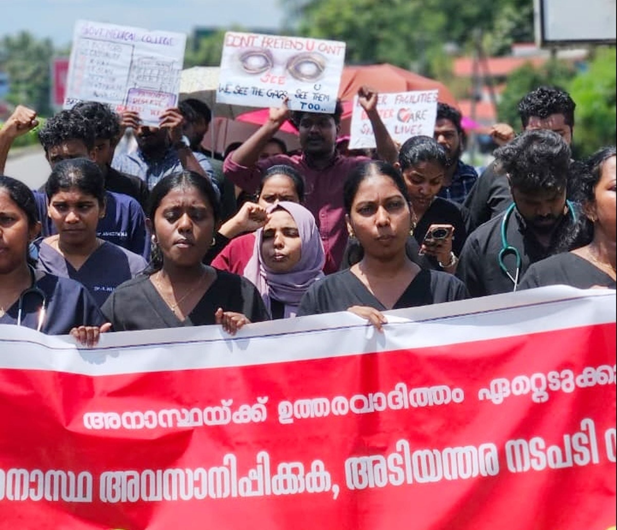 ഹ‍ൗസ്‌ സർജന്മാരുടെ നേതൃത്വത്തിൽ കലക്ടറേറ്റിലേക്ക് നടത്തിയ പ്രതിഷേധ മാർച്ച്‌