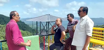 റാണിപുരത്തെ റോപ്പ് വേ അപകട സ്ഥലം പനത്തടി പഞ്ചായത്ത് പ്രസിഡന്റ് പി രഘുനാഥ് സന്ദർശിക്കുന്നു