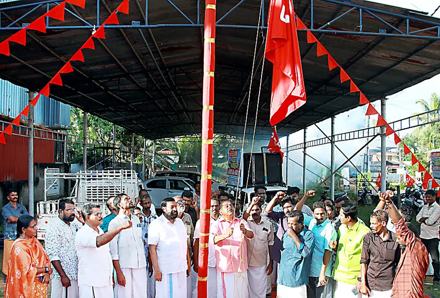 കള്ളുചെത്ത് വ്യവസായ തൊഴിലാളി ഫെഡറേഷൻ സംസ്ഥാന സമ്മേളനത്തിന്റെ പൊതുസമ്മേളന വേദിയായ മങ്കൊമ്പ്
വി എസ് അച്യുതാനന്ദൻ നഗറിൽ സ്വാഗതസംഘം ചെയർമാൻ ആർ നാസർ പതാക ഉയർത്തുന്നു