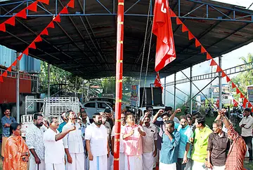 കള്ളുചെത്ത് വ്യവസായ തൊഴിലാളി ഫെഡറേഷൻ സംസ്ഥാന സമ്മേളനത്തിന്റെ പൊതുസമ്മേളന വേദിയായ മങ്കൊമ്പ്
വി എസ് അച്യുതാനന്ദൻ നഗറിൽ സ്വാഗതസംഘം ചെയർമാൻ ആർ നാസർ പതാക ഉയർത്തുന്നു