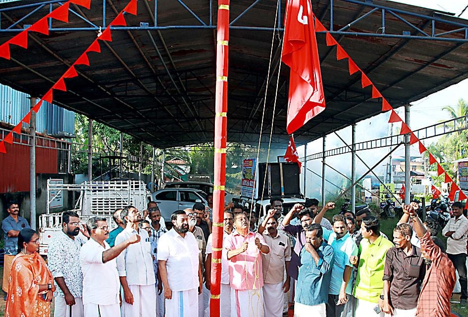 കള്ളുചെത്ത് വ്യവസായ തൊഴിലാളി ഫെഡറേഷൻ സംസ്ഥാന സമ്മേളനത്തിന്റെ പൊതുസമ്മേളന വേദിയായ  മങ്കൊമ്പ്   വി എസ്‌ അച്യുതാനന്ദൻ നഗറിൽ സ്വാഗതസംഘം ചെയർമാൻ ആർ നാസർ പതാക ഉയർത്തുന്നു
