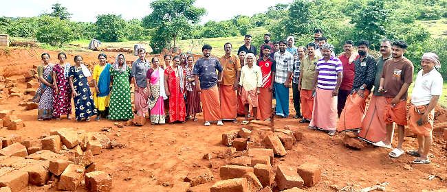 ചുള്ളിമൂലയിലെ ചെങ്കൽകുന്നിൽ നടക്കുന്ന ഖനനപ്രദേശത്ത് പ്രതിഷേധവുമായെത്തിയ നാട്ടുകാർ