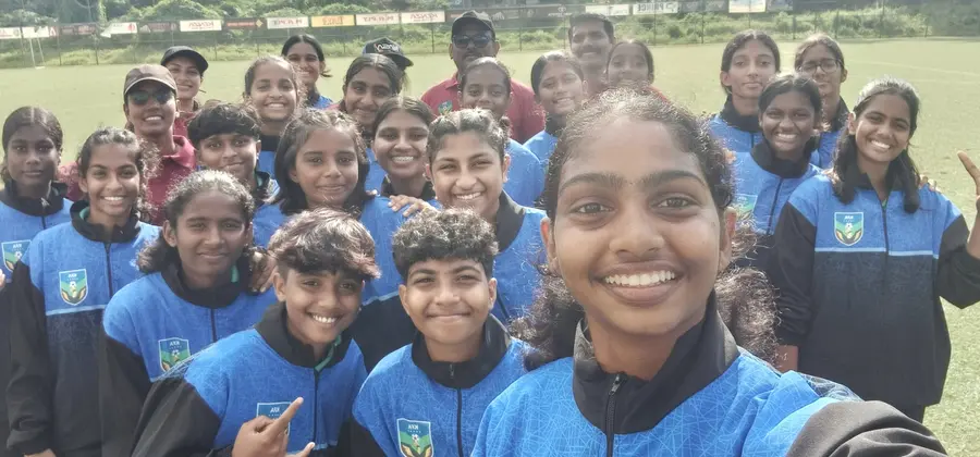 കേരള ടീം ദേശീയ ജൂനിയർ ഫുട്ബോൾ ചാന്പ്യനഷിപ്പിന് പോകുന്നതിന് മുന്പായി സെൽഫിയെടുക്കുന്നു
