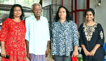 ലീന്‍ അഗസ്റ്റിൻ രണ്ട് മക്കൾക്കും സുസ്‌മിത ചാക്കോയ്‌ക്കും (ഇടത്ത്) ഒപ്പം ന്യൂ മലബാർ പുനരധിവാസ കേന്ദ്രത്തിൽ