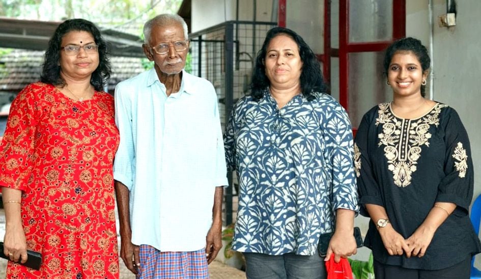 ലീന്‍ അഗസ്റ്റിൻ രണ്ട് മക്കൾക്കും സുസ്‌മിത ചാക്കോയ്‌ക്കും (ഇടത്ത്) ഒപ്പം ന്യൂ മലബാർ പുനരധിവാസ കേന്ദ്രത്തിൽ