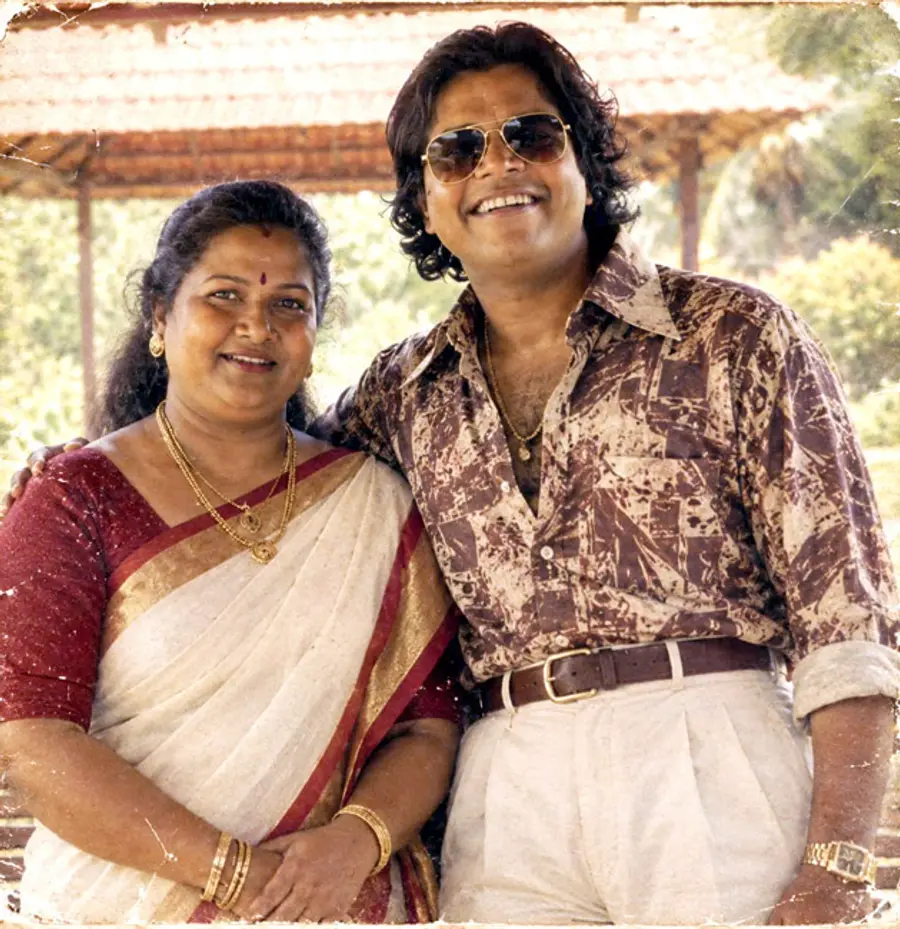 നടൻ ഉണ്ണിരാജും ഭാര്യയും ട്രെൻഡിനൊപ്പം