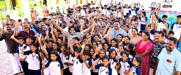 ദേശാഭിമാനി അക്ഷരമുറ്റം ടാലന്റ് ഫെസ്റ്റ് സ്കൂൾ മത്സരങ്ങളുടെ ജില്ലാതല ഉദ്‌ഘാടനം ചായ്യോത്ത് ഗവ.എച്ച്എസ്എസിൽ നിർവഹിച്ചശേഷം നടൻ ഉണ്ണിരാജ് ചെറുവത്തൂരും അതിഥികളും വിദ്യാർഥികൾക്കൊപ്പം