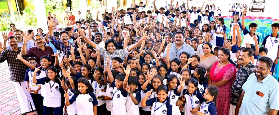 ദേശാഭിമാനി അക്ഷരമുറ്റം ടാലന്റ് ഫെസ്റ്റ് സ്കൂൾ മത്സരങ്ങളുടെ ജില്ലാതല ഉദ്ഘാടനം ചായ്യോത്ത് ഗവ.എച്ച്എസ്എസിൽ നിർവഹിച്ചശേഷം നടൻ ഉണ്ണിരാജ് ചെറുവത്തൂരും അതിഥികളും വിദ്യാർഥികൾക്കൊപ്പം