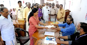 പിലിക്കോട് പഞ്ചായത്ത് രണ്ടാംവാർഡ് ഉപതെരഞ്ഞെടുപ്പിൽ എൽഡിഎഫ് സ്ഥാനാർഥി ടി ഓമന വരണാധികാരി രമേശൻ പുന്നത്തിരയന് പത്രിക കൈമാറുന്നു