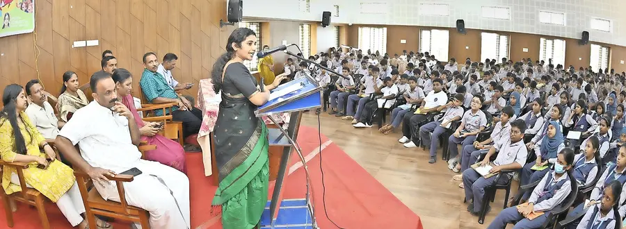 ദേശാഭിമാനി അക്ഷരമുറ്റം ടാലന്റ് ഫെസ്റ്റ് സ്കൂൾതല മത്സരത്തിന്റെ ജില്ലാതല ഉദ്ഘാടനം പെരളശേരി എ കെ ജി സ്മാരക ഗവ. എച്ച്എസ്എസിൽ അസി. കലക്ടർ
എസ് സ്വാതി നിർവഹിക്കുന്നു