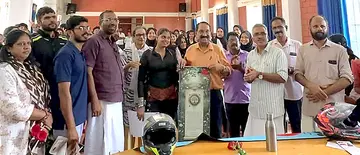 സെഹർ ഹാഷ്മിയെ മുന്നാട് പീപ്പിൾസ് കോളേജിൽ സ്വീകരിച്ചപ്പോൾ​