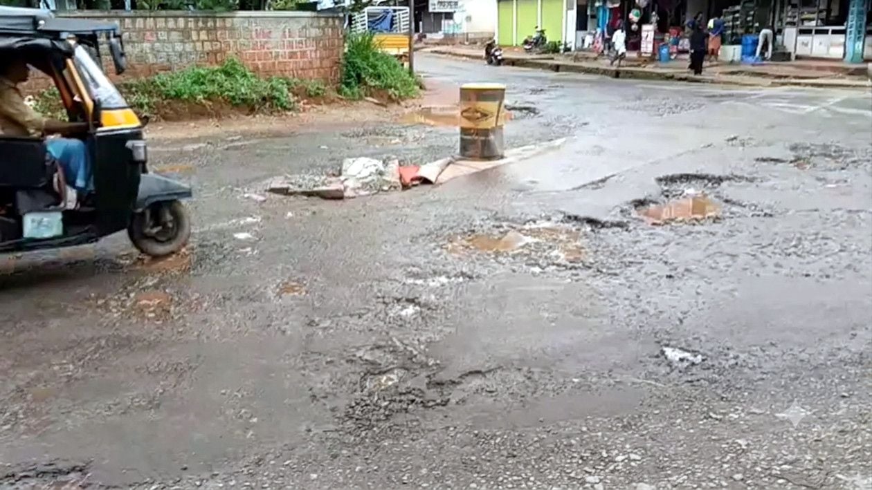 നീലേശ്വരം – ഇടത്തോട് റോഡിൽ തകർന്ന കോൺവെന്റ്‌ ജങ്ഷൻ ഭാഗം