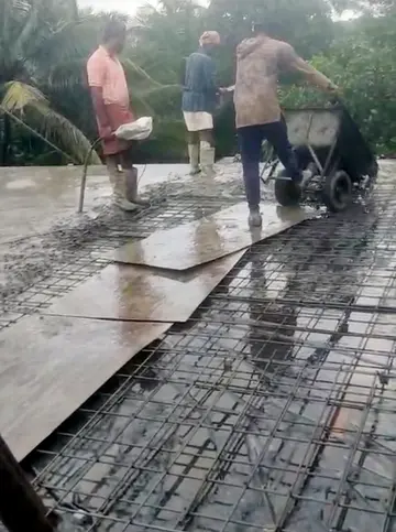 കോൺക്രീറ്റിങ് നടക്കുമ്പോൾ വൈദ്യുതി നിലച്ചതിനാൽ വൈബ്രേറ്ററുമായി നിൽക്കുന്ന തൊഴിലാളി