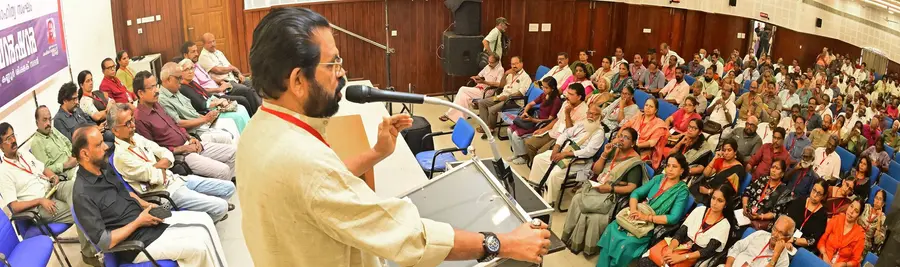 പുരോഗമന കലാസാഹിത്യസംഘം ജില്ലാ കൺവൻഷൻ കരിവെള്ളൂർ മുരളി ഉദ്ഘാടനം ചെയ്യുന്നു