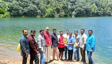 ഓരി വള്ളത്തോൾ വായനശാലാ പ്രവർത്തകർ എഴുത്തുകാരൻ കെ എസ് രതീഷിന് ഉപഹാരം നൽകുന്നു (ഫയൽ ചിത്രം)