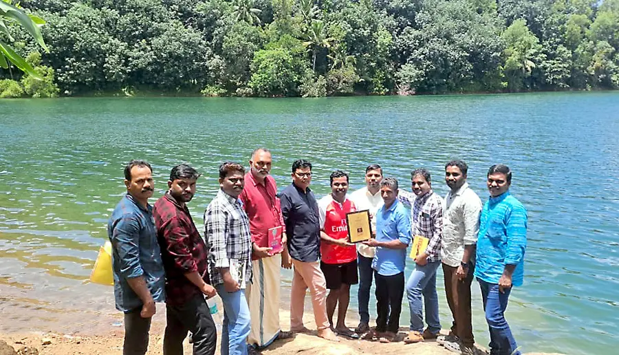 ഓരി വള്ളത്തോൾ വായനശാലാ പ്രവർത്തകർ എഴുത്തുകാരൻ കെ എസ്‌ രതീഷിന്‌ ഉപഹാരം നൽകുന്നു (ഫയൽ ചിത്രം)