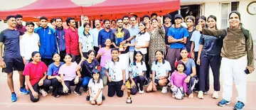 ജില്ലാ അത്ലറ്റിക്സ് മീറ്റിൽ വിജയികളായ തലശേരി അത്ലറ്റിക് ക്ലബ്ബ് അംഗങ്ങൾ ജില്ലാ സ്പോർട്സ് കൗൺസിൽ പ്രസിഡന്റ് പി എം അഖിലിൽനിന്ന് ജേതാക്കൾക്കുള്ള ട്രോഫി ഏറ്റുവാങ്ങിയപ്പോൾ