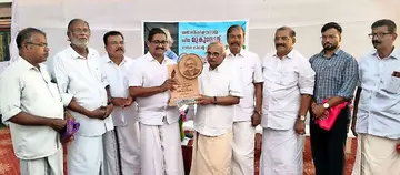ശതാഭിഷിക്തനായ എം മുകുന്ദന് മയ്യഴി പൗരാവലിയുടെ സ്നേഹോപഹാരം ടി അശോക് കുമാർ എംഎൽഎ നൽകുന്നു