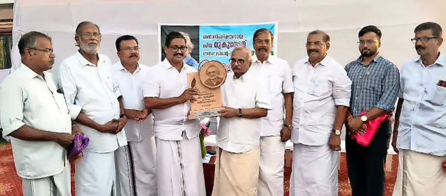 ശതാഭിഷിക്തനായ എം മുകുന്ദന് മയ്യഴി പൗരാവലിയുടെ സ്നേഹോപഹാരം ടി അശോക് കുമാർ എംഎൽഎ നൽകുന്നു