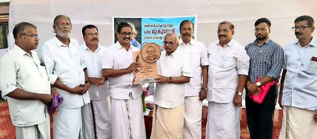 ശതാഭിഷിക്തനായ എം മുകുന്ദന് മയ്യഴി പൗരാവലിയുടെ സ്നേഹോപഹാരം ടി അശോക് കുമാർ എംഎൽഎ നൽകുന്നു