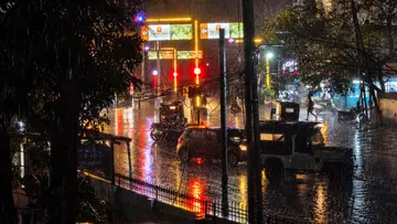 മഴയിൽ മിന്നും നഗരം... കനത്ത ചൂടിന് ആശ്വാസമേകി പാലക്കാട് മഴ പെയ്തപ്പോൾ കെഎസ്ആർടിസി സ്റ്റാൻഡിന് സമീപത്തുനിന്നുള്ള ദൃശ്യം    /ഫോട്ടോ : സുമേഷ് കോടിയത്ത് 