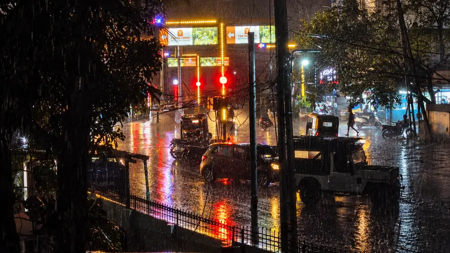മഴയിൽ മിന്നും നഗരം... കനത്ത ചൂടിന് ആശ്വാസമേകി പാലക്കാട് മഴ പെയ്തപ്പോൾ കെഎസ്ആർടിസി സ്റ്റാൻഡിന് സമീപത്തുനിന്നുള്ള ദൃശ്യം /ഫോട്ടോ : സുമേഷ് കോടിയത്ത്